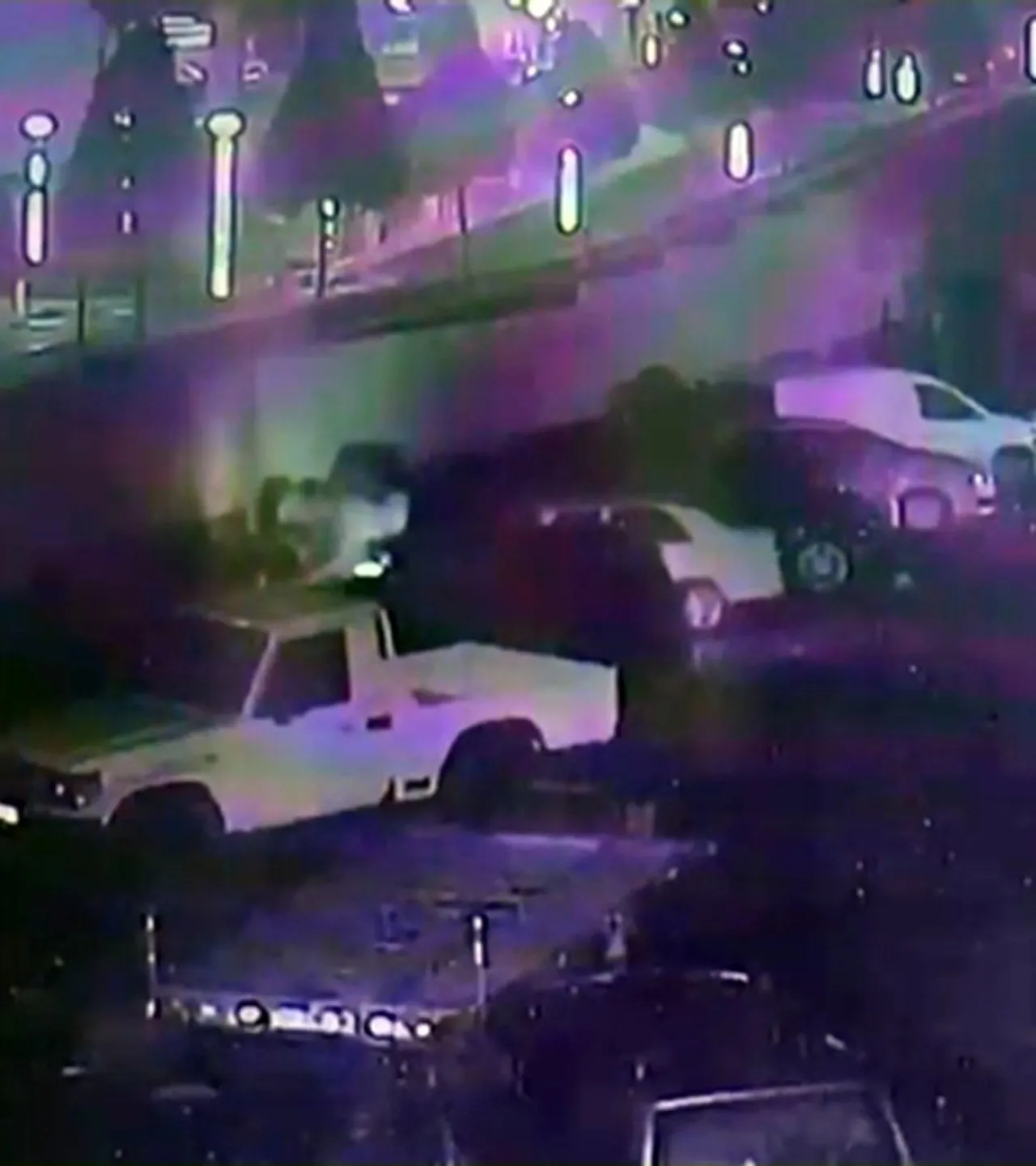 Isınmak için yaktığı ateş çok sayıda aracı kül etti!