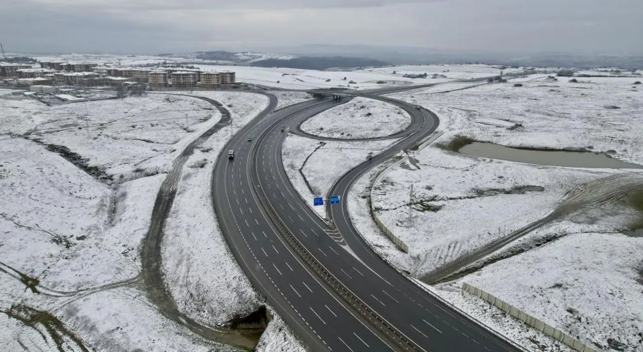 İstanbul'da kar sürprizi! Yer beyaz örtü ile kaplandı