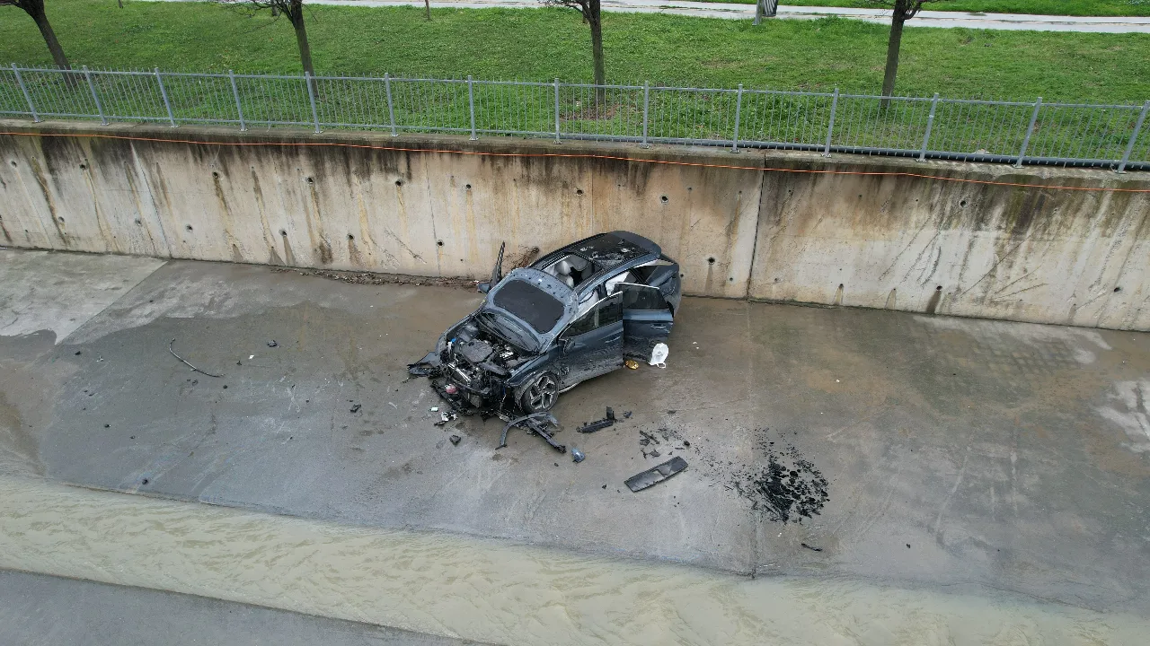 Küçükçekmece'de otomobil dereye uçtu! Sürücü sunrooftan çıkarak kurtuldu