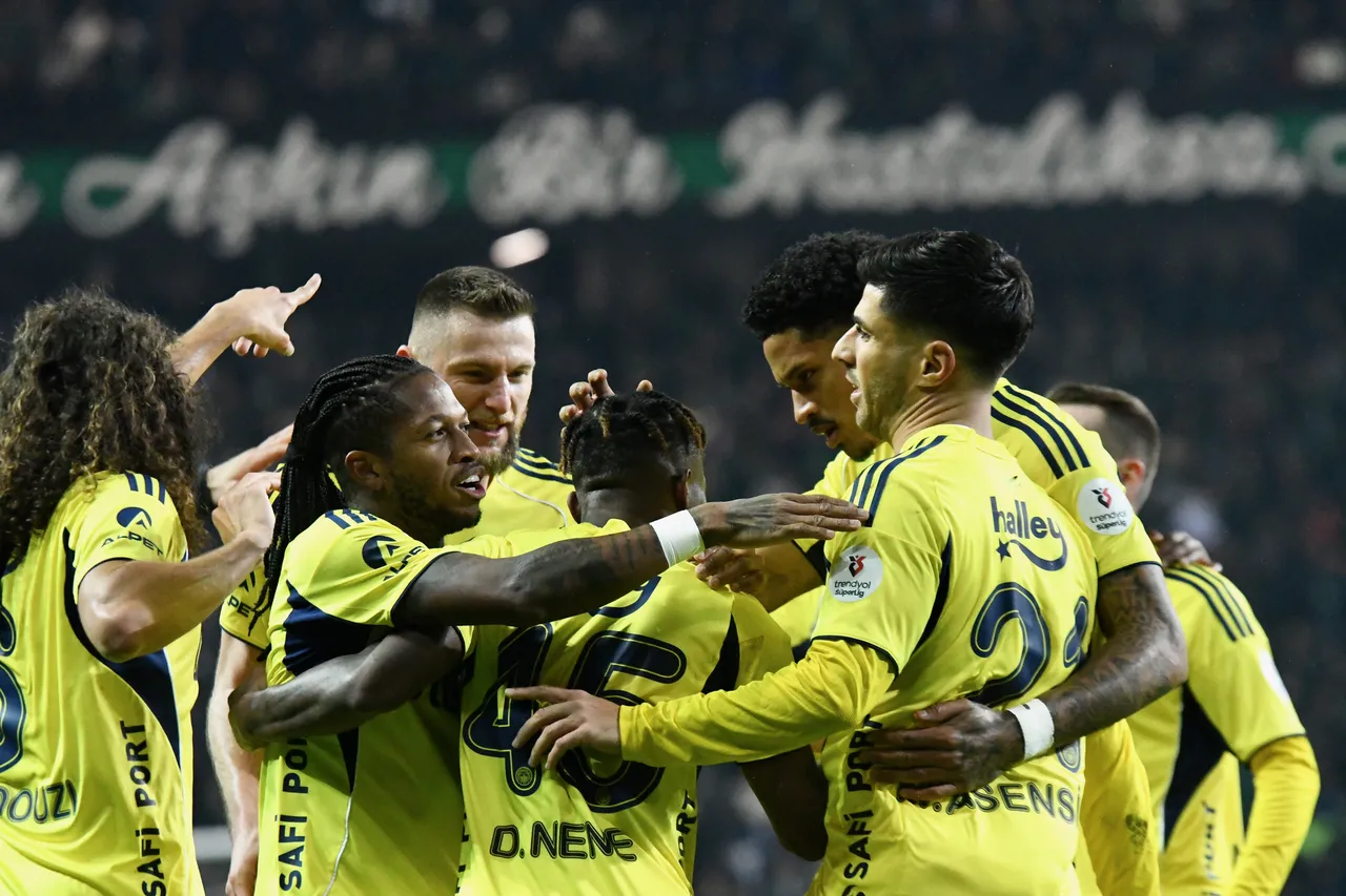 Nihat Kahveci, Fenerbahçeli oyuncudan övgüyle bahsetti: Takımın tüm vücudu oldu