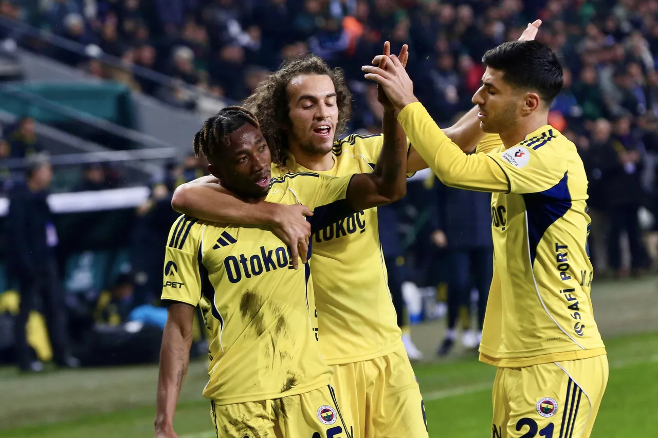 Nihat Kahveci, Fenerbahçeli oyuncudan övgüyle bahsetti: Takımın tüm vücudu oldu