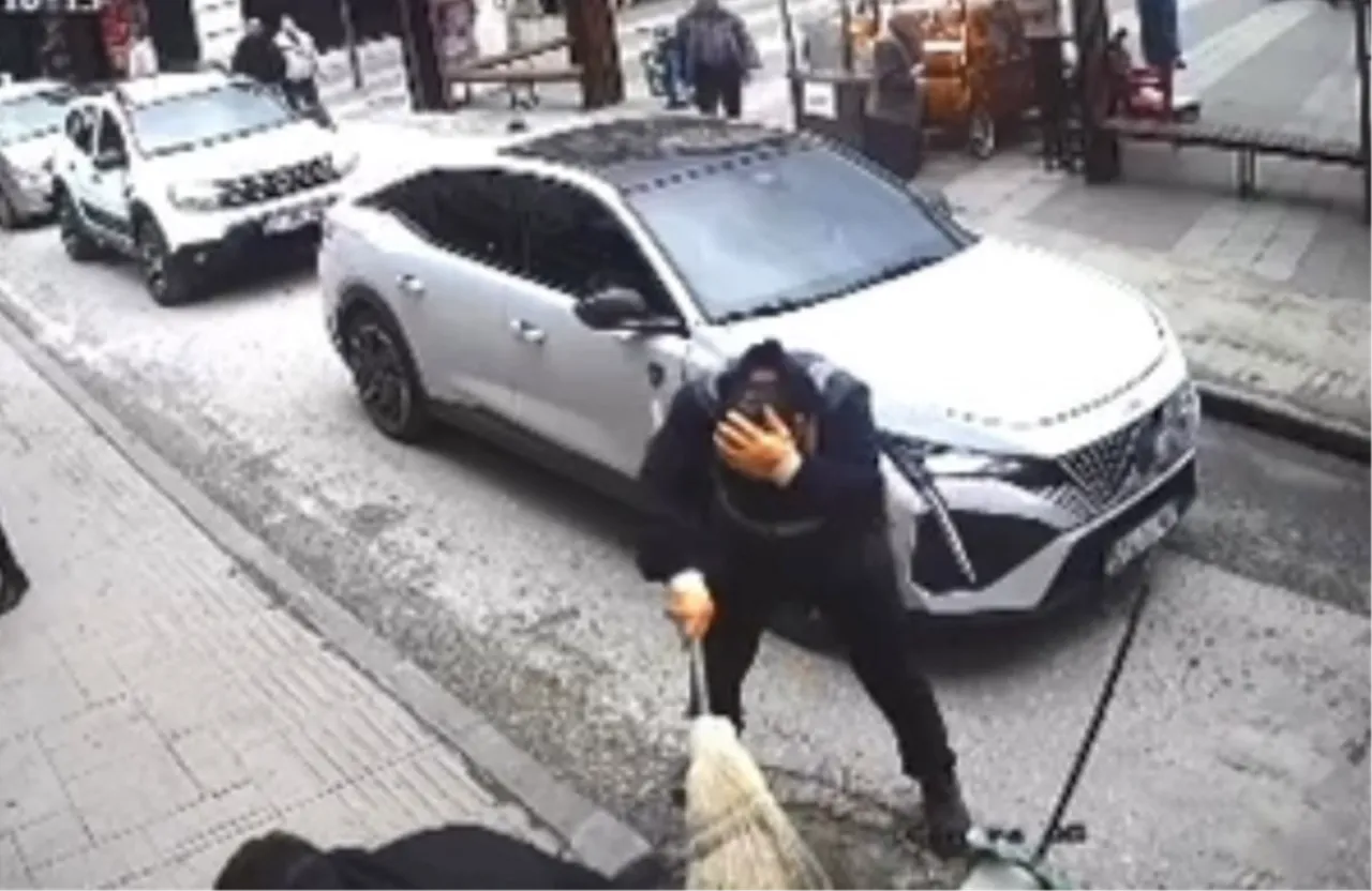 Şiddetli rüzgar nedeniyle düşen tabela, işçinin kafasına böyle çarptı