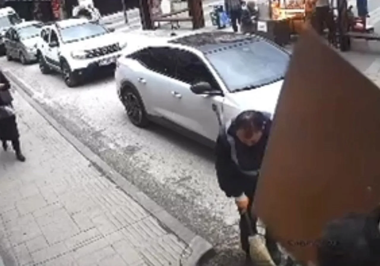 Şiddetli rüzgar nedeniyle düşen tabela, işçinin kafasına böyle çarptı