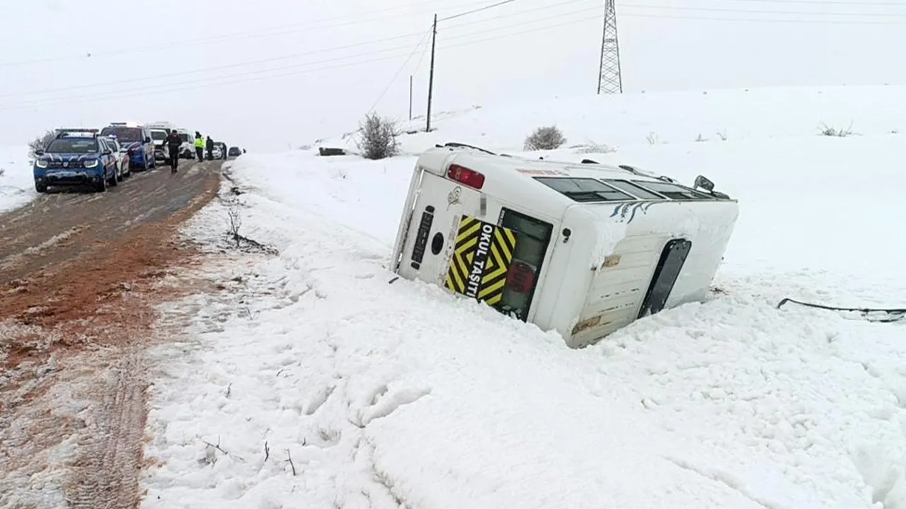 Sivas'ta öğrenci servisi devrildi! Çok sayıda yaralı var