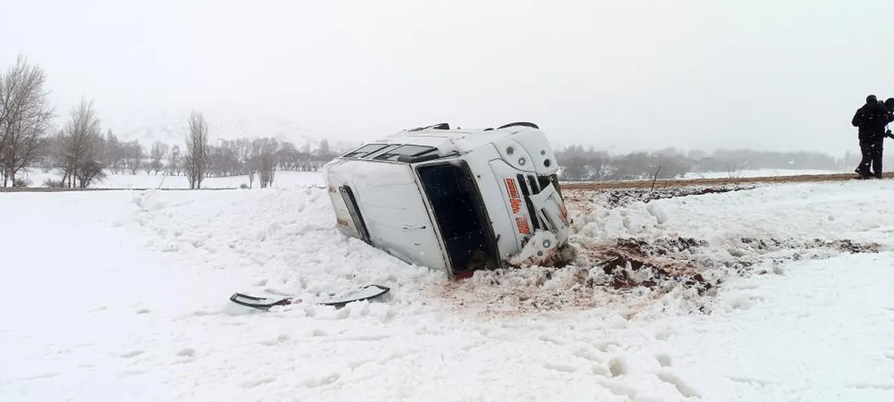 Sivas'ta öğrenci servisi devrildi! Çok sayıda yaralı var