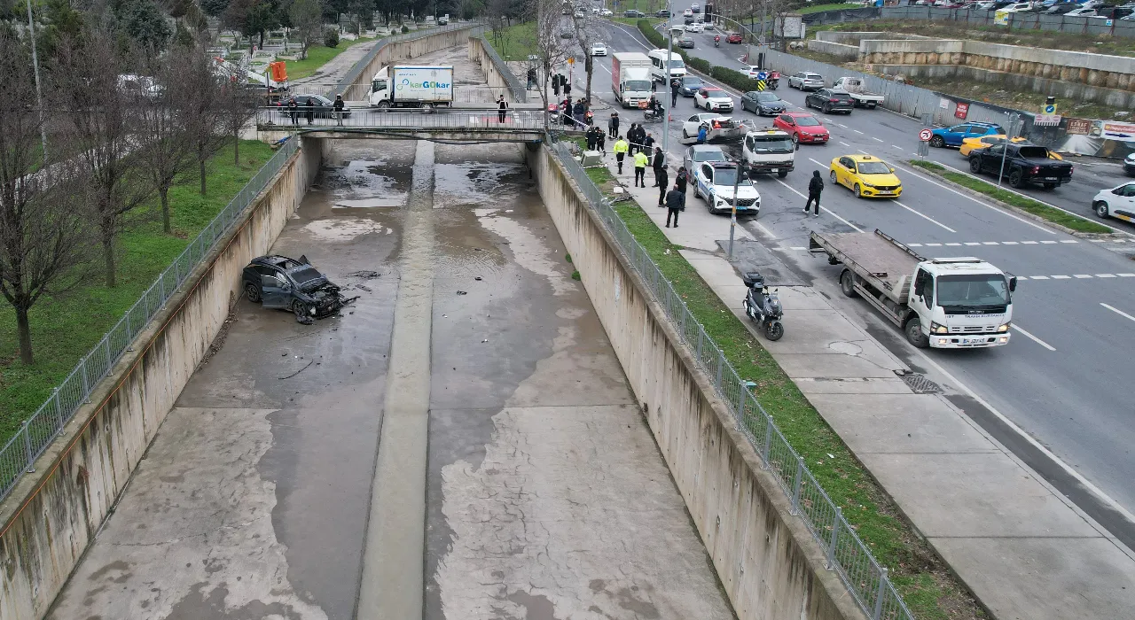 Ters yönden dönen aracın çarptığı otomobil dereye uçtu