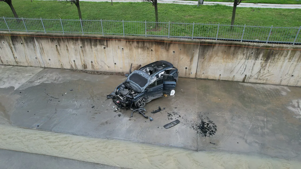 Ters yönden dönen aracın çarptığı otomobil dereye uçtu