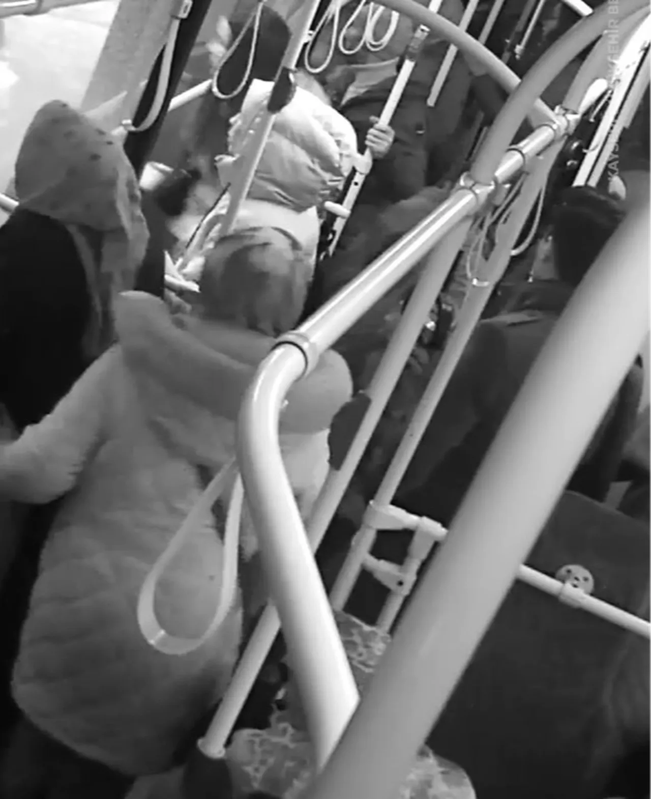 Toplu taşımada hayat kurtaran müdahale! Hattını değiştirip acile sürdü