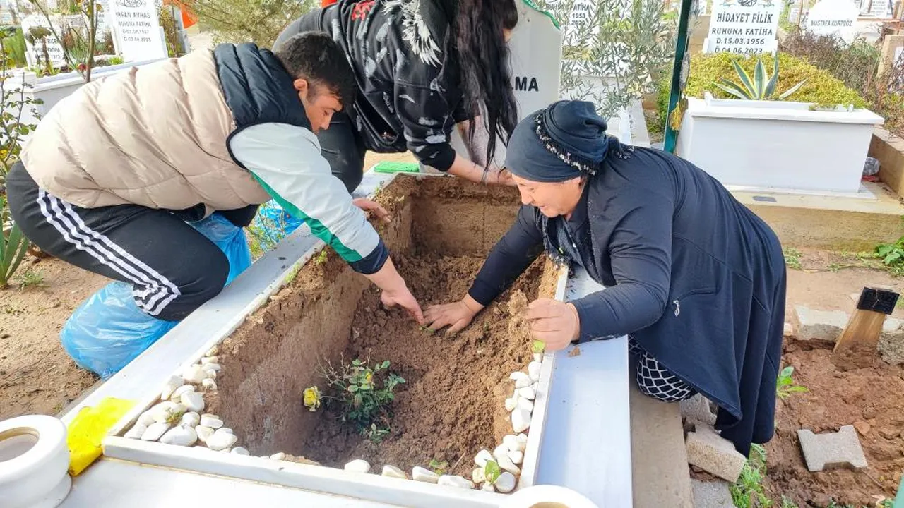 Yağış sonrası oğlunun mezarı çöktü! Acılı anne görünce kahroldu