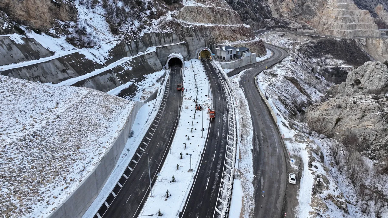 Yıllık 311 milyon tasarruf! 2 bölgeyi bağlayacak 3 çift tünelde sona gelindi