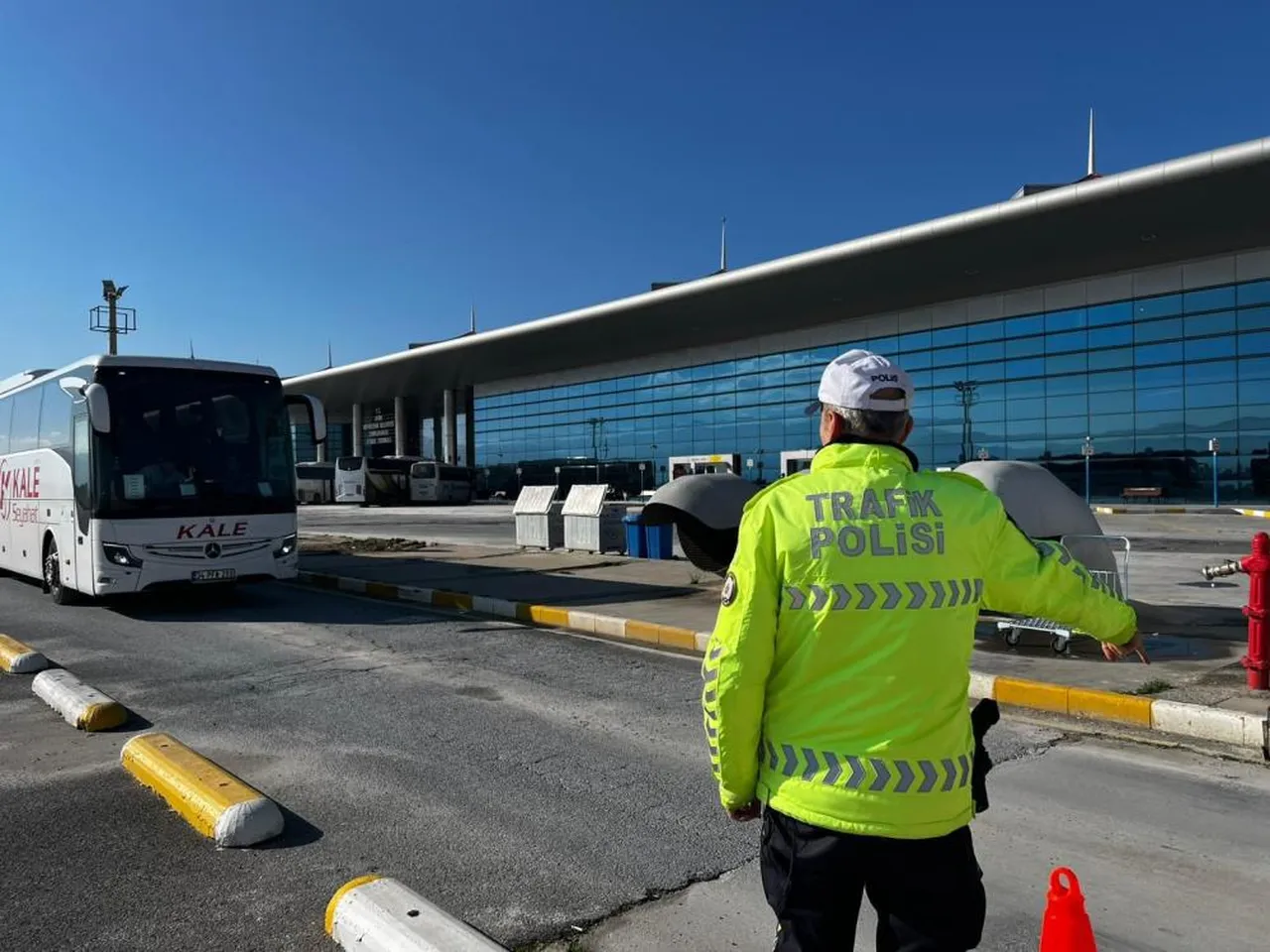 Yolcu gibi otobüslere bindiler, kural ihlalini affetmediler