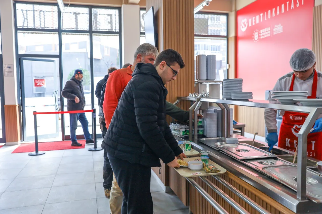 4 çeşit yemek 80 TL! Büyükşehir belediyesinin lokantalarına yoğun ilgi