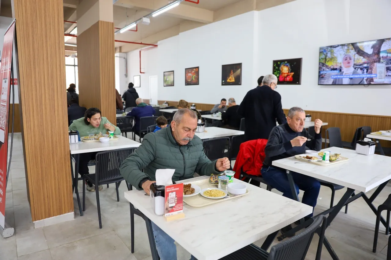 4 çeşit yemek 80 TL! Büyükşehir belediyesinin lokantalarına yoğun ilgi