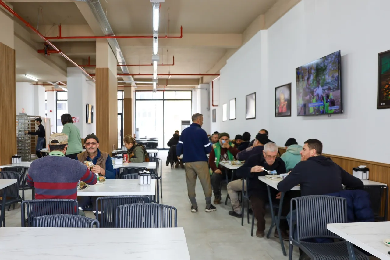 4 çeşit yemek 80 TL! Büyükşehir belediyesinin lokantalarına yoğun ilgi