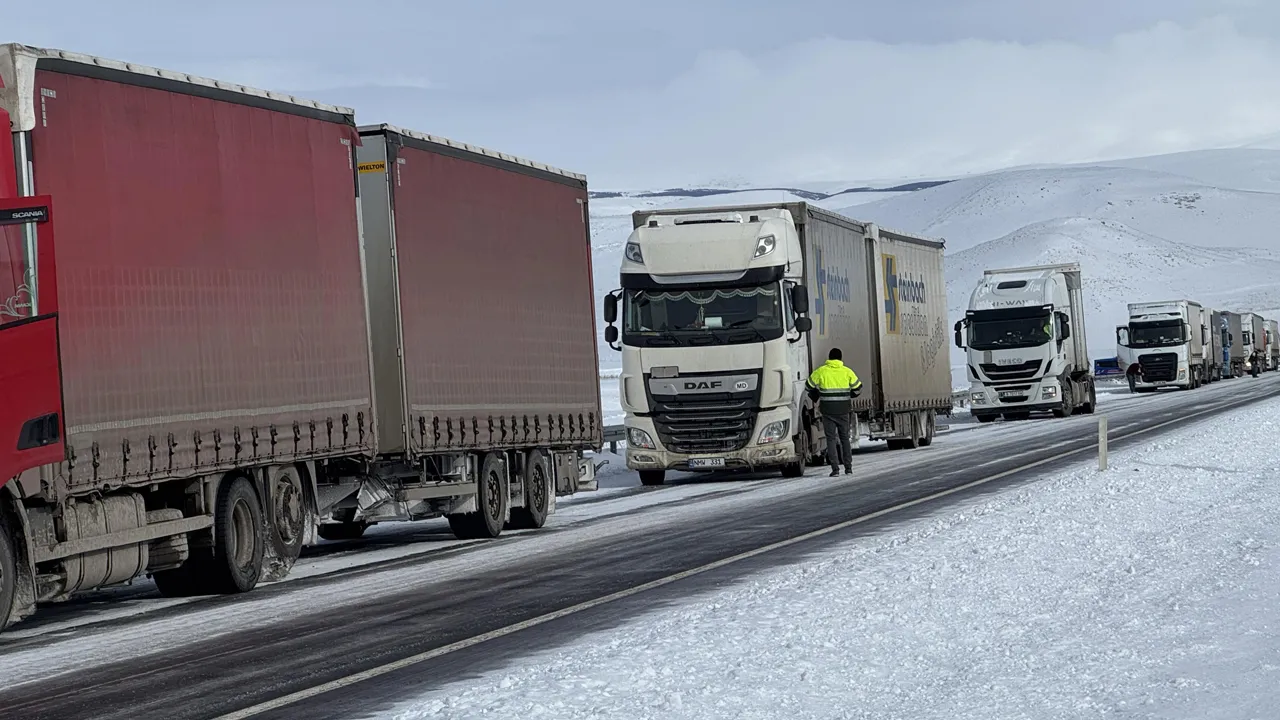Ardahan'da hayat dondu: Yolda kalan tırların imdadına ekipler yetişti