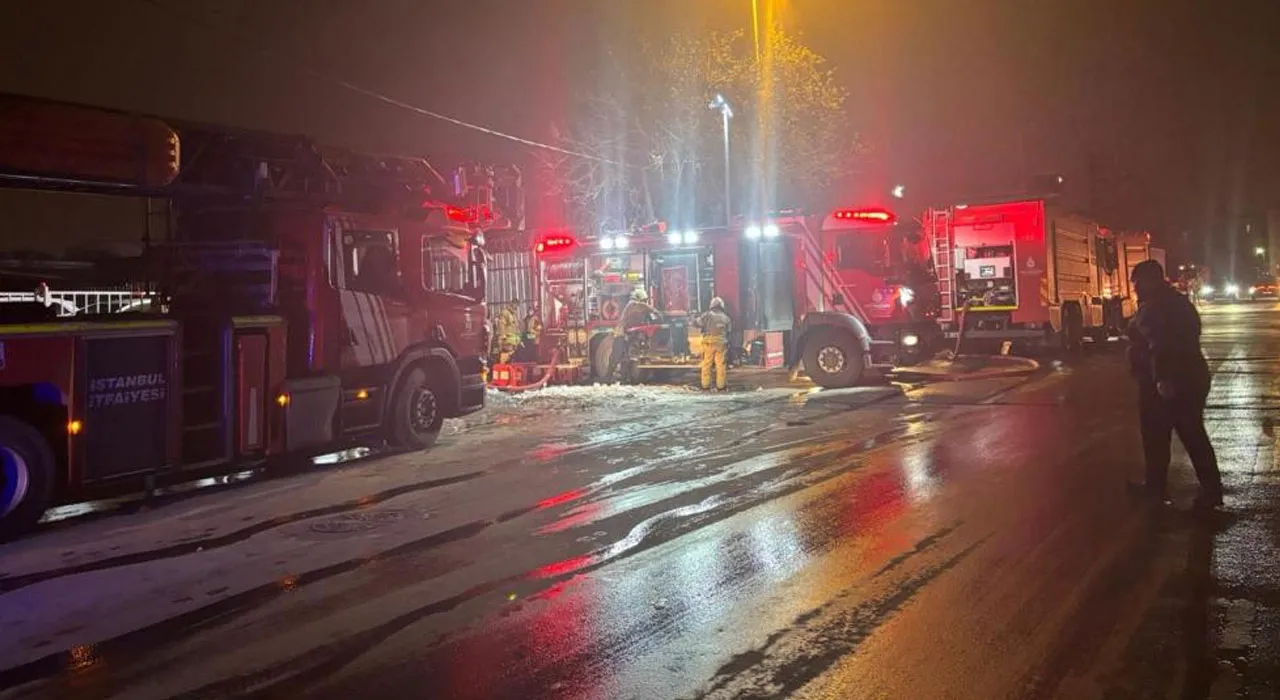 Avcılar'da yangın paniği! Tekstil atölyesinin deposu alevlere teslim oldu