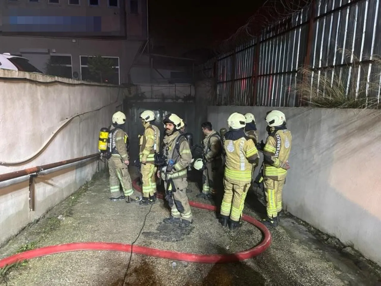 Avcılarda yangın paniği! Tekstil atölyesinin deposu alevlere teslim oldu