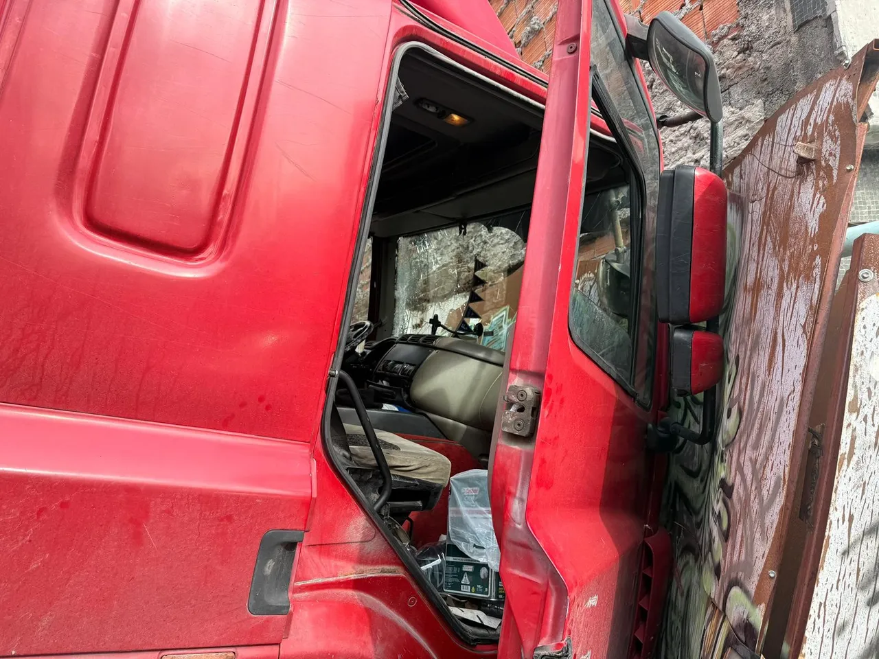 Beşiktaş'ta korku dolu anlar! Freni boşalan tır binaya çarparak durabildi