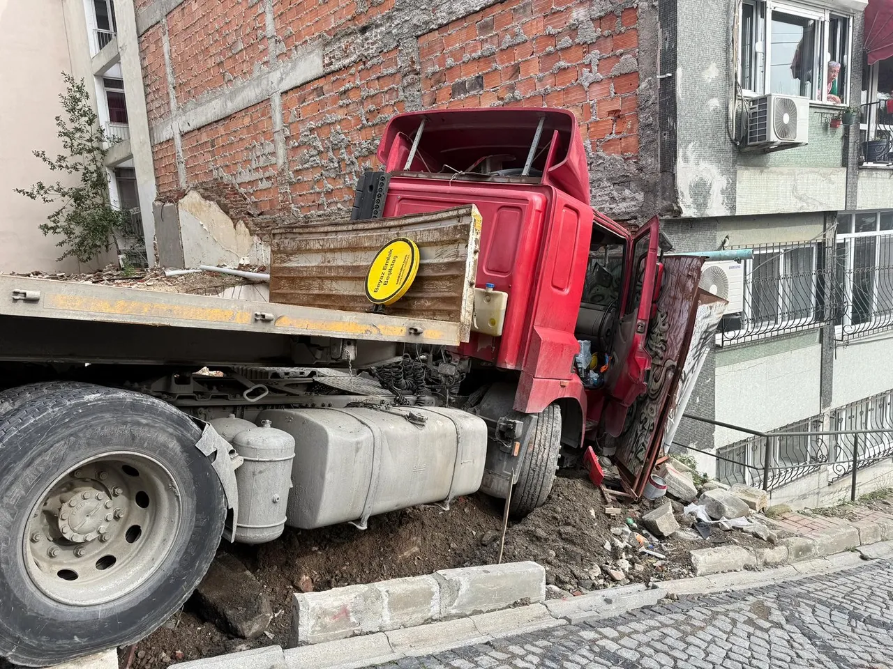 Beşiktaş'ta korku dolu anlar! Freni boşalan tır binaya çarparak durabildi