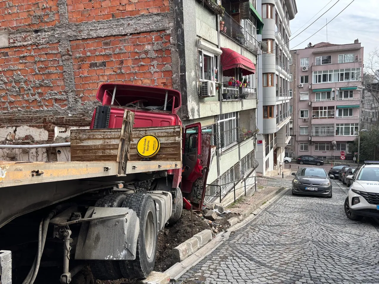 Beşiktaş'ta korku dolu anlar! Freni boşalan tır binaya çarparak durabildi