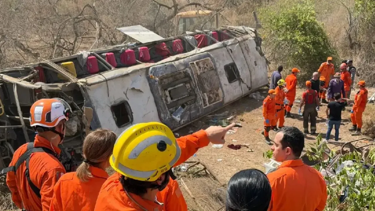 Brezilya'da korkunç kaza! Otobüs devrildi... Çok sayıda ölü ve yaralı var