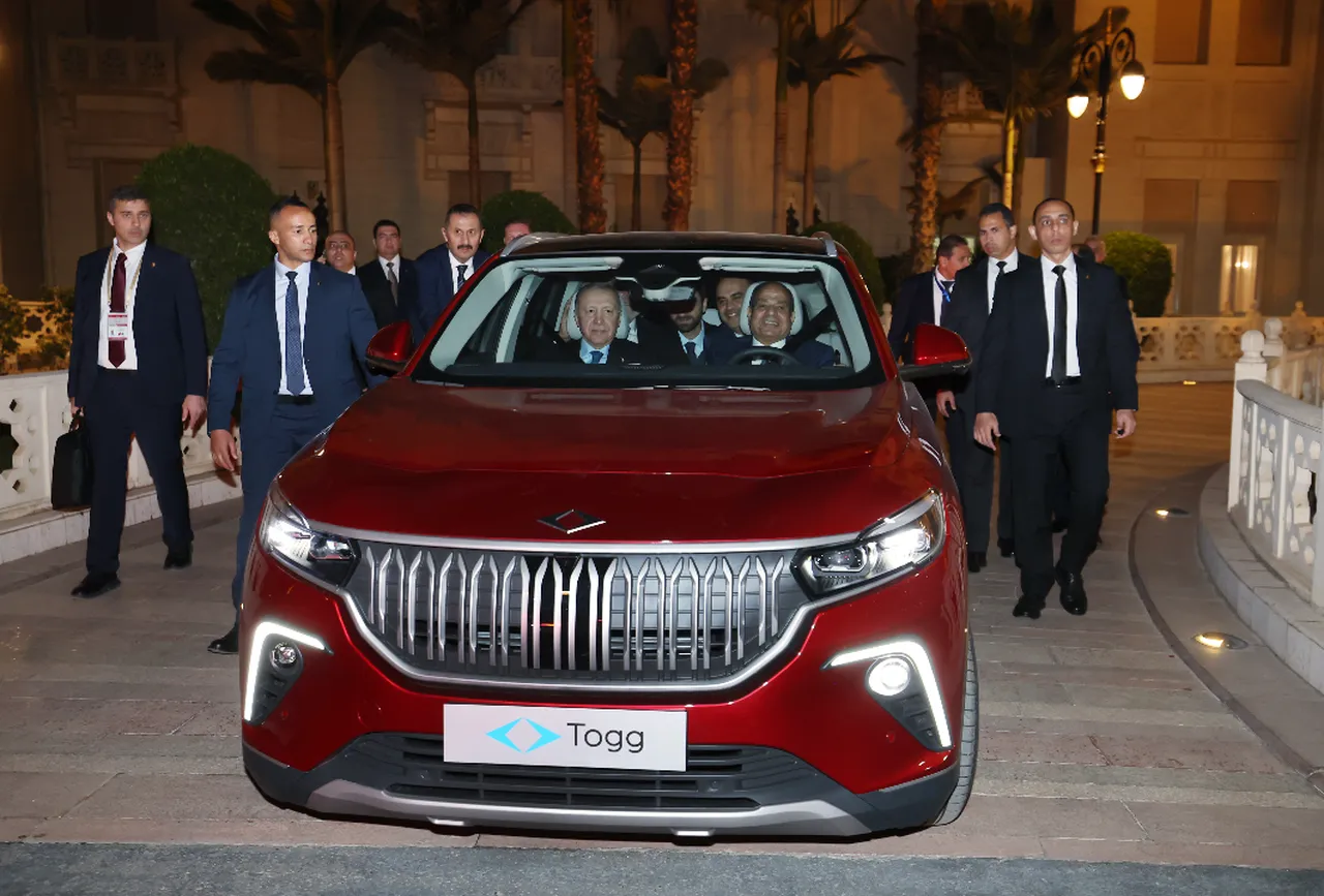 Cumhurbaşkanı Erdoğan, Mısır lideri Sisi'ye Togg hediye etti