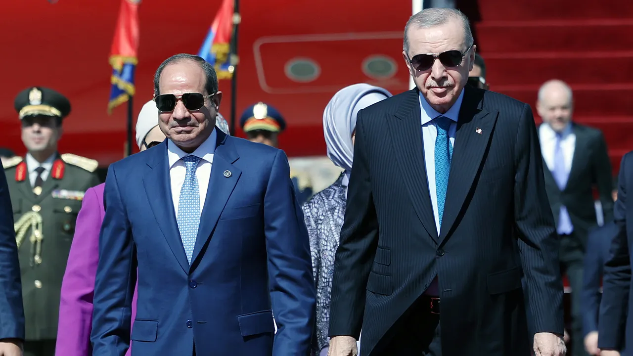Cumhurbaşkanı Erdoğan, Mısır'a geldi! Sisi karşıladı