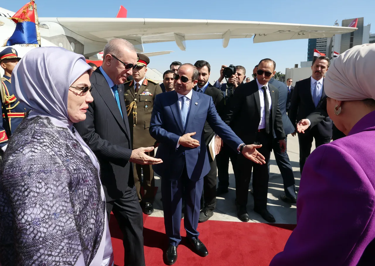 Cumhurbaşkanı Erdoğan, Mısır'a geldi! Sisi karşıladı