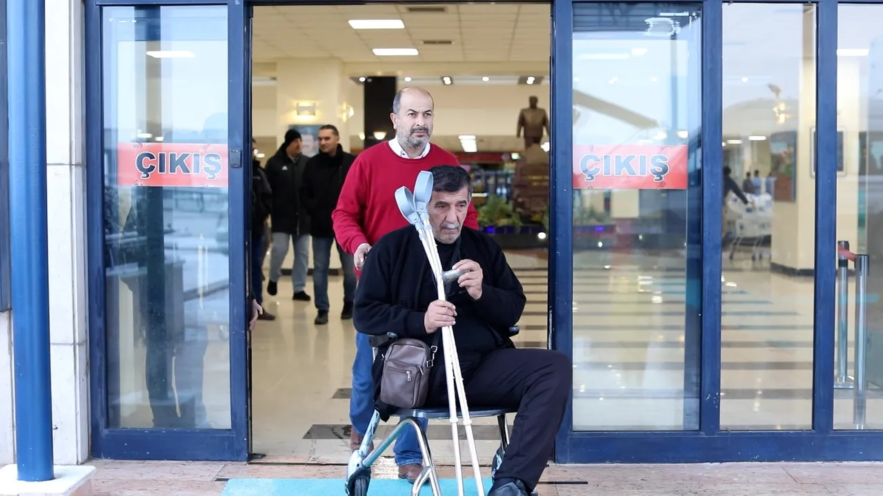 Bacağı kesilerek enkazdan çıkarılan Kenan Karadağ