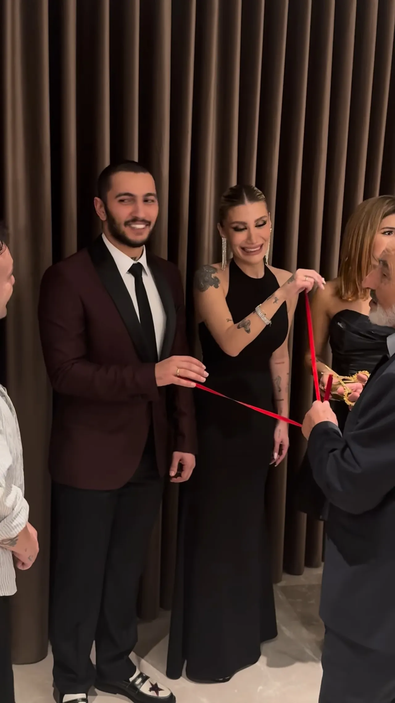 İrem Derici muradına erdi! Nişan yüzükleri bu kez sorunsuz takıldı