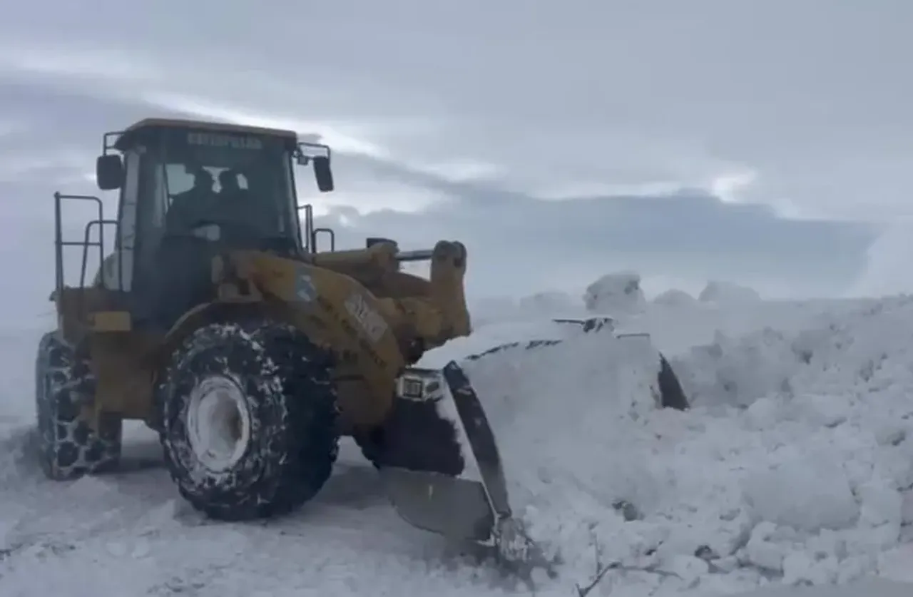 Kar kalınlığı 2 metreyi buldu! Ekipler zamana karşı yarışıyor