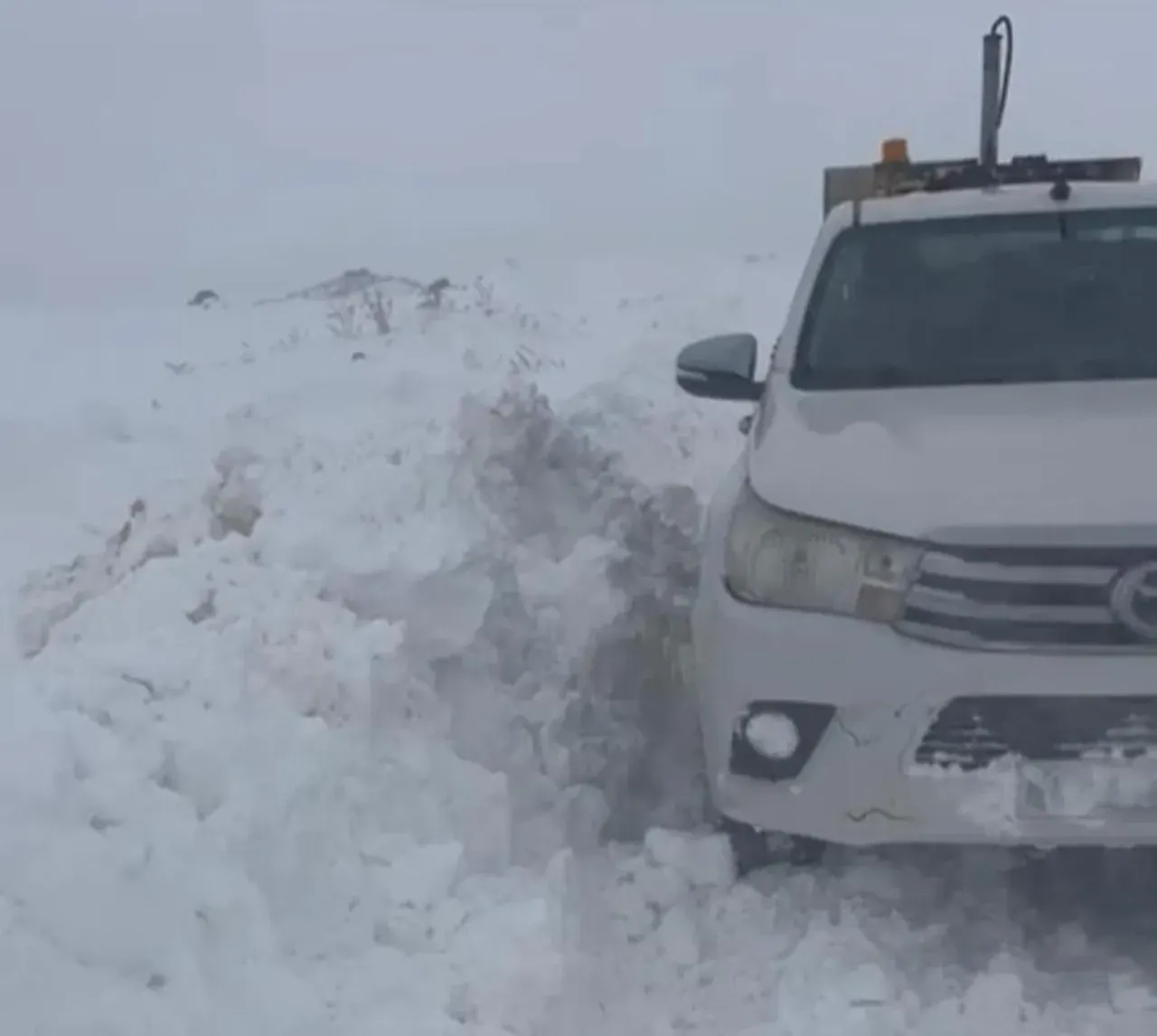 Kar kalınlığı 2 metreyi buldu! Ekipler zamana karşı yarışıyor