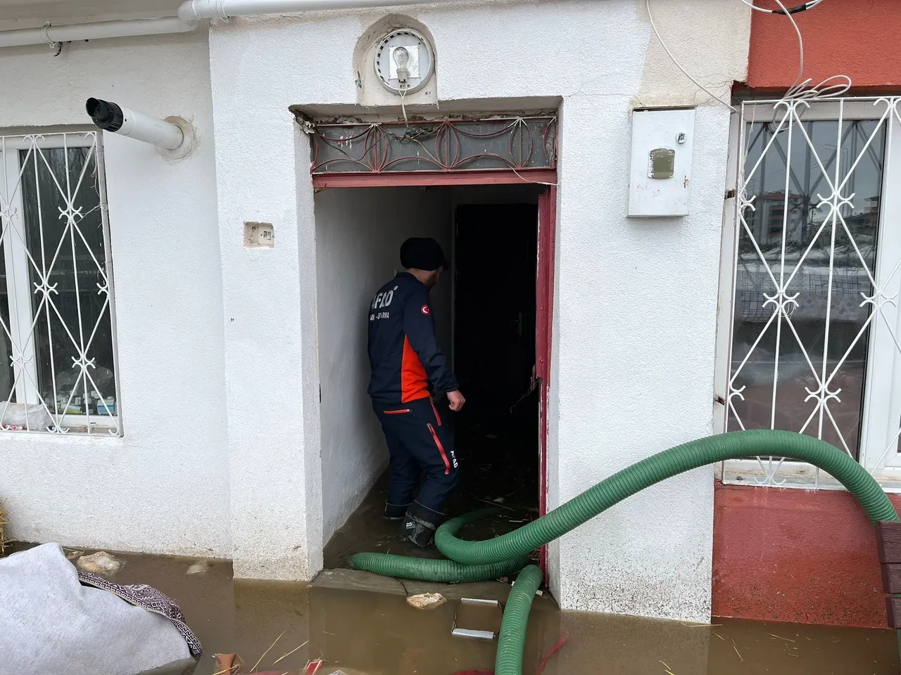 Kar kalınlığının 2 metreyi aştığı Sivas’ta taşkın: Evler ve yollar sular altında