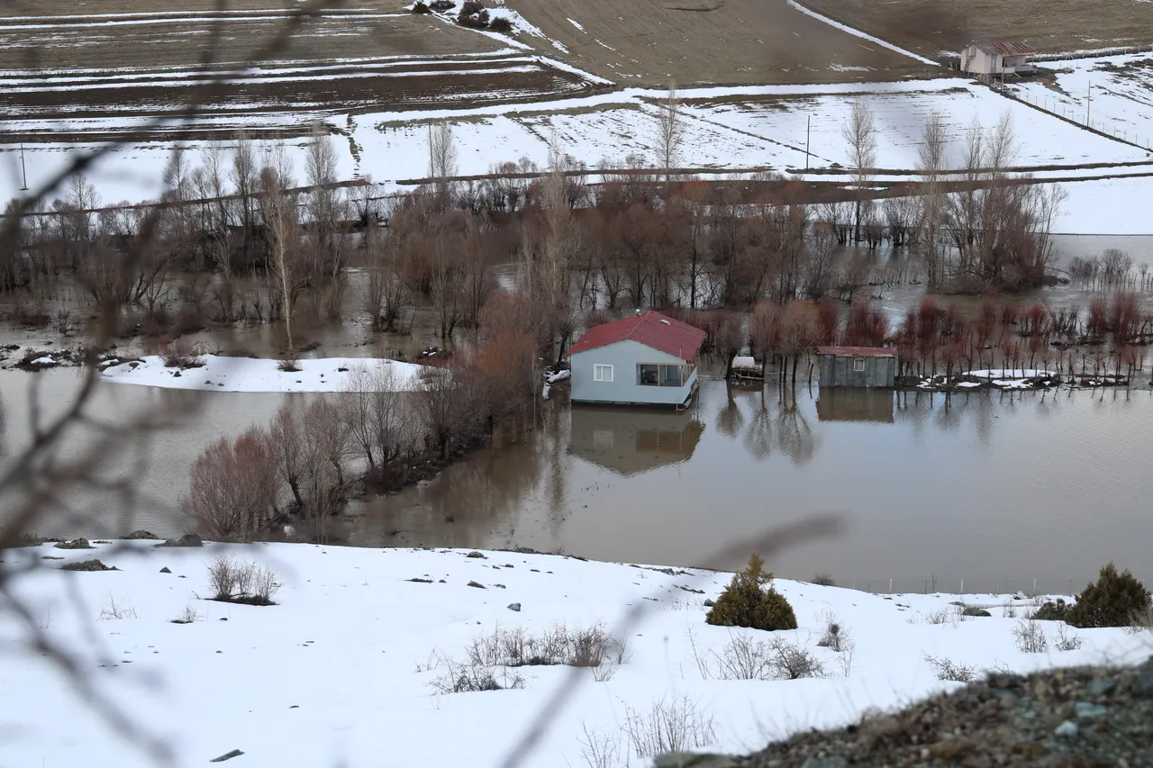 Kar kalınlığının 2 metreyi aştığı Sivas’ta taşkın: Evler ve yollar sular altında