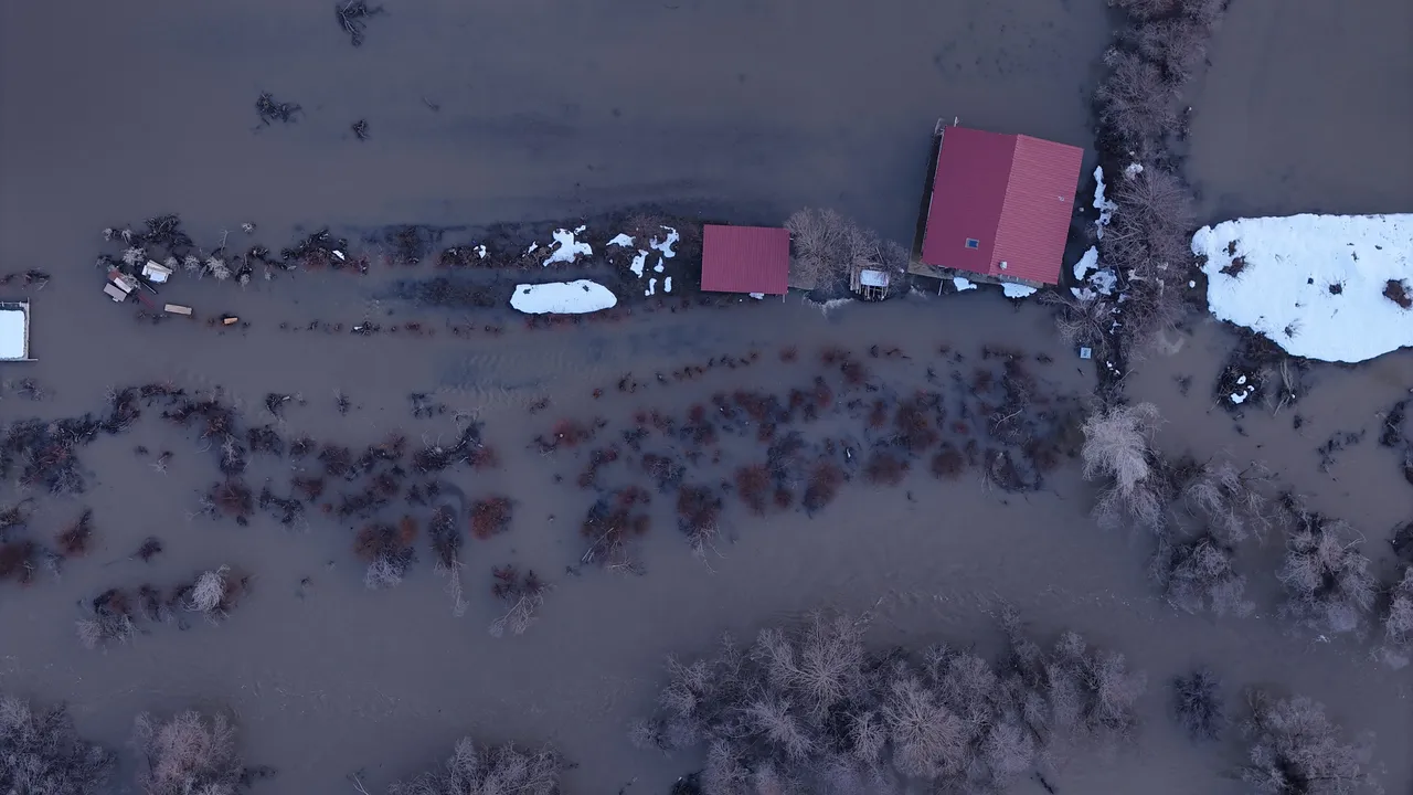 Kar kalınlığının 2 metreyi aştığı Sivas’ta taşkın: Evler ve yollar sular altında