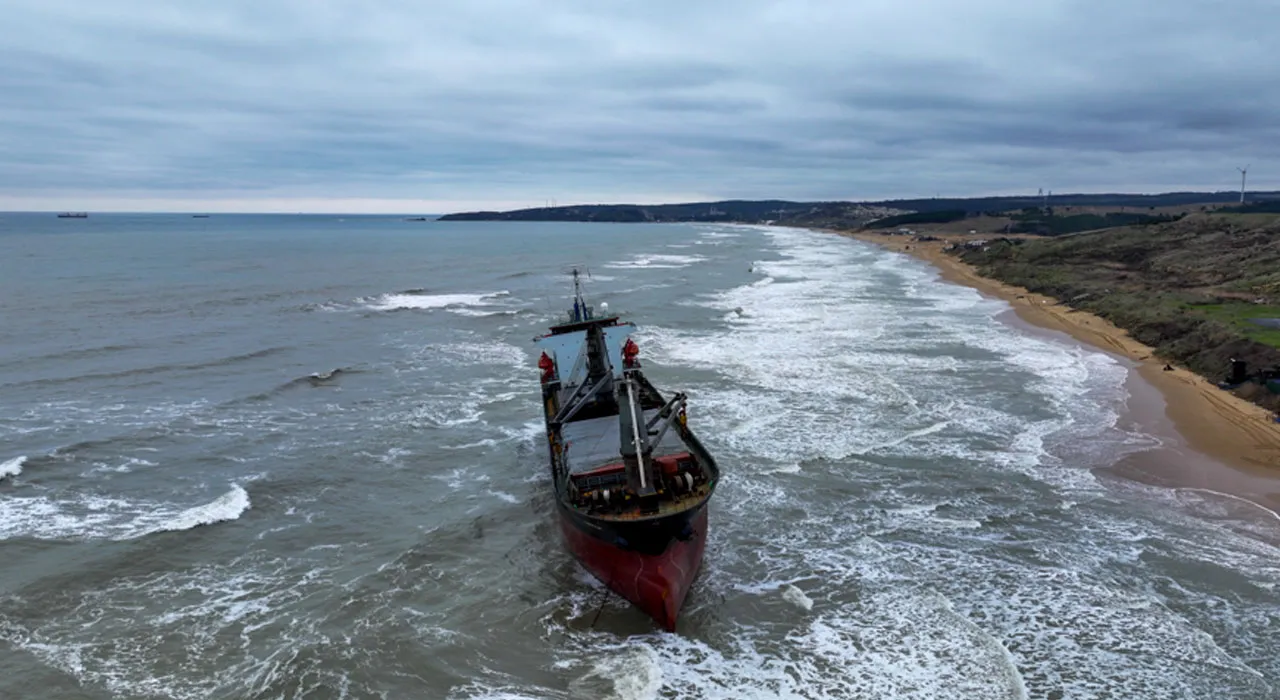 Karaya oturan gemiden yardım talebi gelmedi! 2 gündür Sarıyer'de bekliyor
