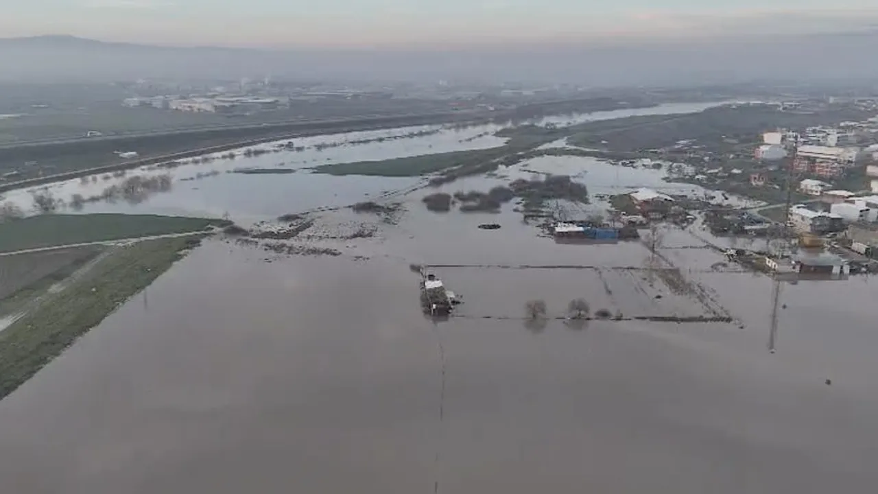 Karlar eridi, sağanak durmadı! Bursa'da binlerce dekar ekili alan sular altında
