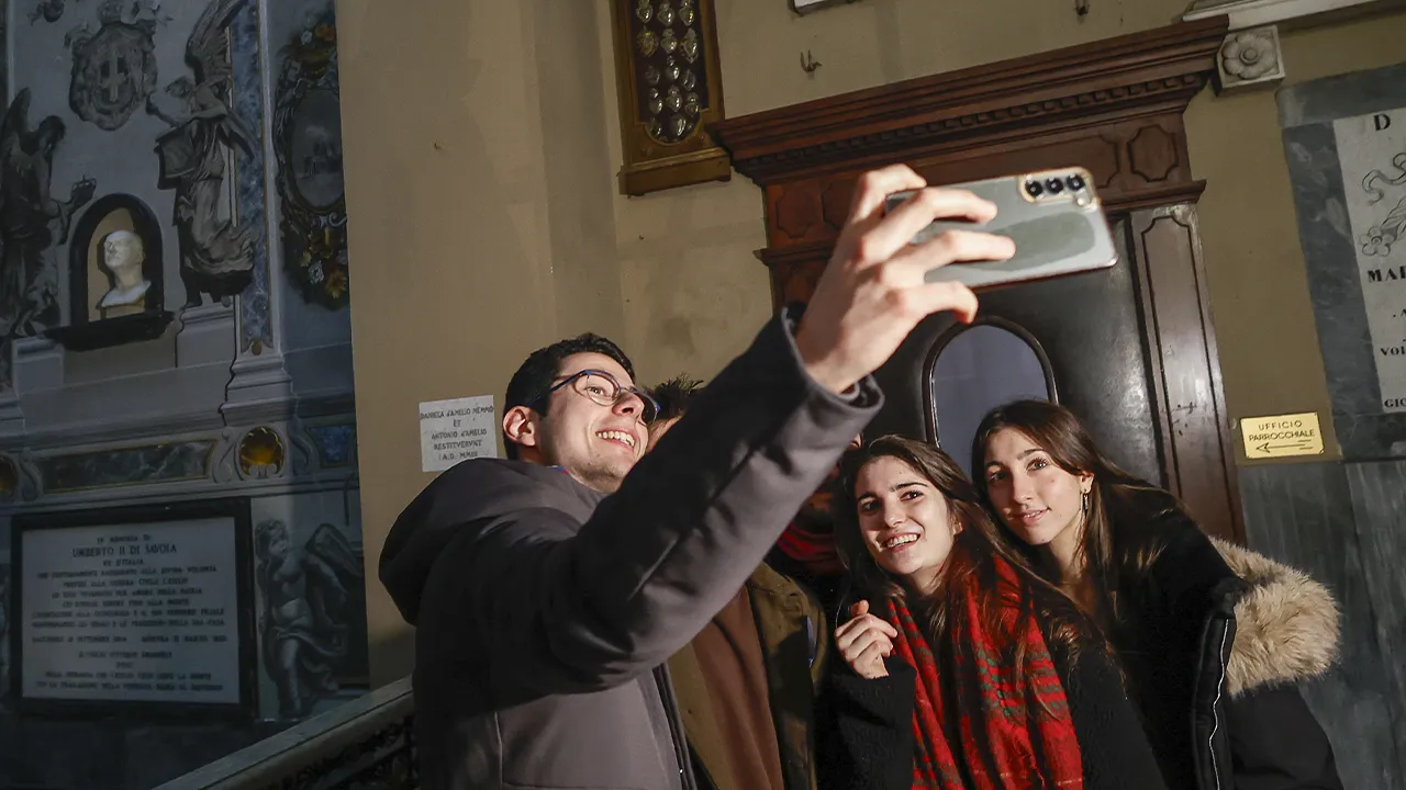 Kilise'de selfie kuyruğu: Meloni’ye benzeyen fresk kaldırıldı