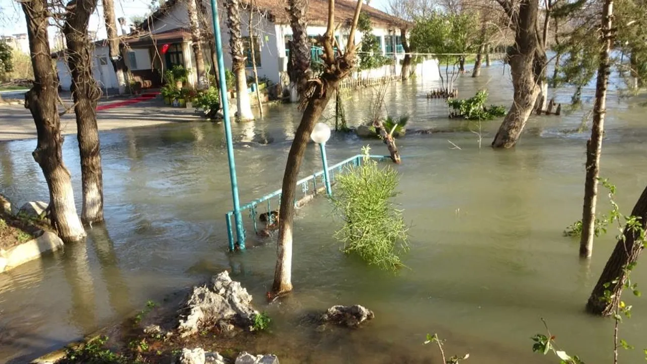 Manavgat Irmağı taştı, işletmeler sular altında kaldı!