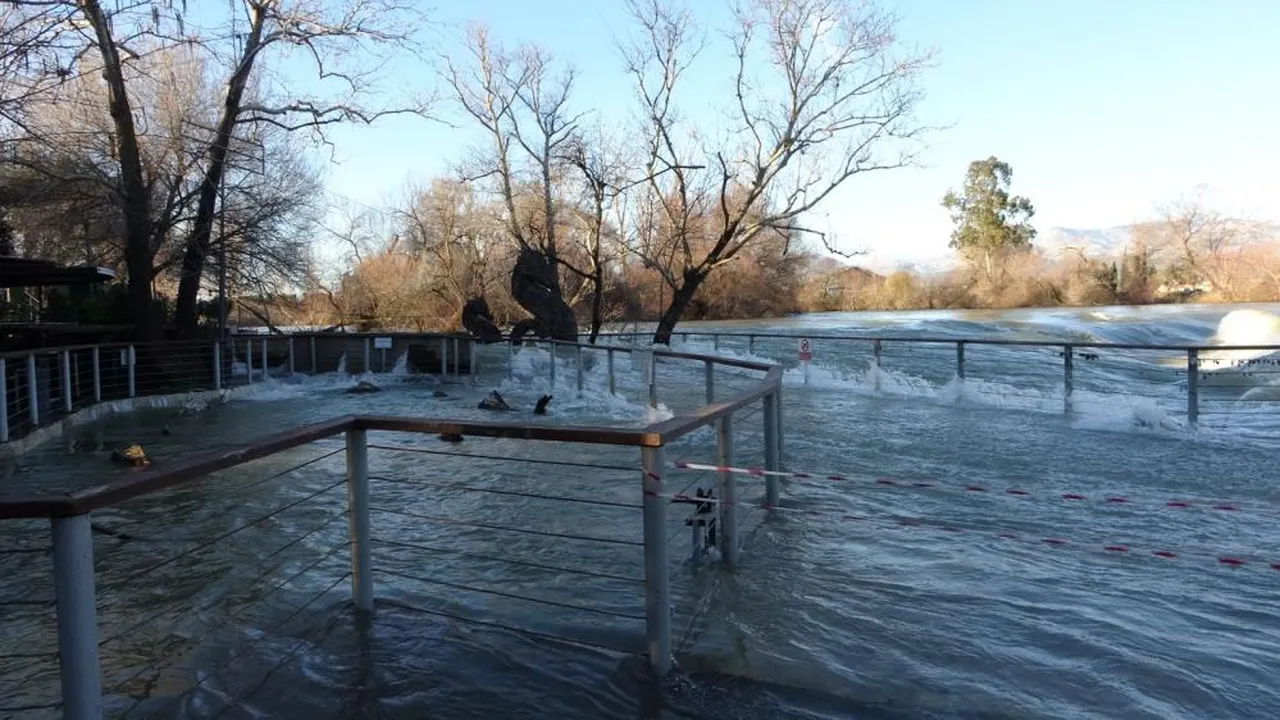 Manavgat Irmağı taştı, işletmeler sular altında kaldı!