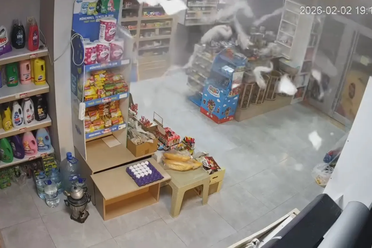 Markette saniyelerle ölümden döndüler: Soğutucu bomba gibi patladı