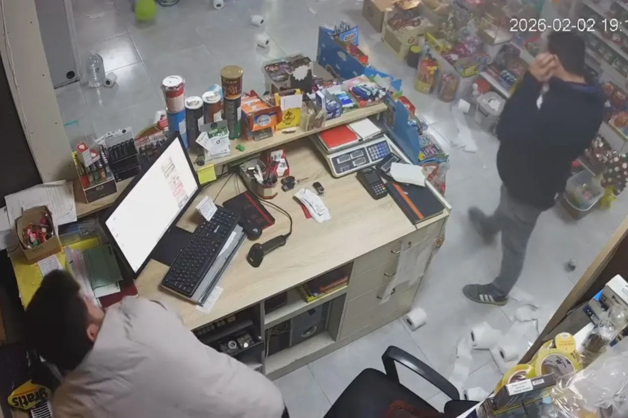 Markette saniyelerle ölümden döndüler: Soğutucu bomba gibi patladı