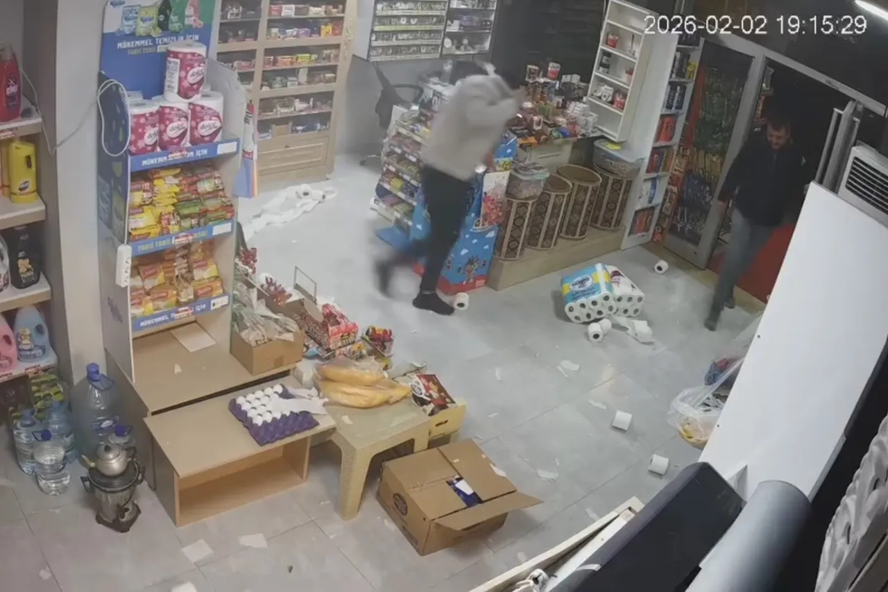 Markette saniyelerle ölümden döndüler: Soğutucu bomba gibi patladı