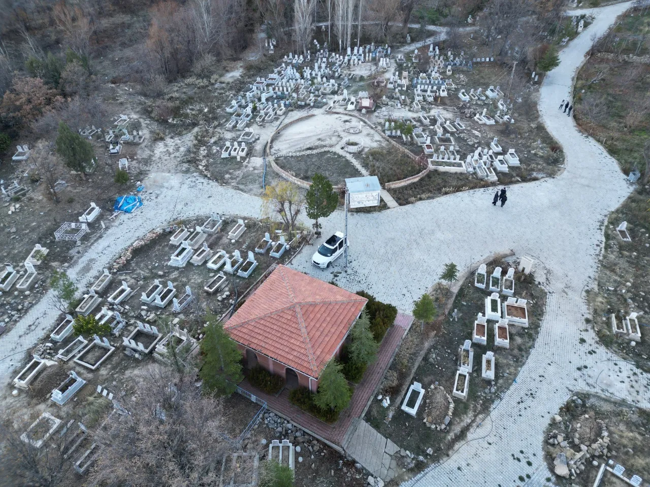 Mezarlıktan çıkan ‘gizemli çamur’ şifa dağıtıyor! Sırrı çözülemiyor, sürekli hareket ediyor