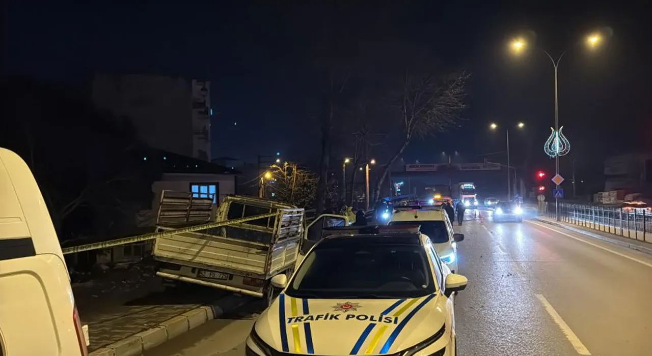 Sakarya'da ilginç kaza! Kamyonetten fırlayan stepne yayaya çarptı, durumu ağır