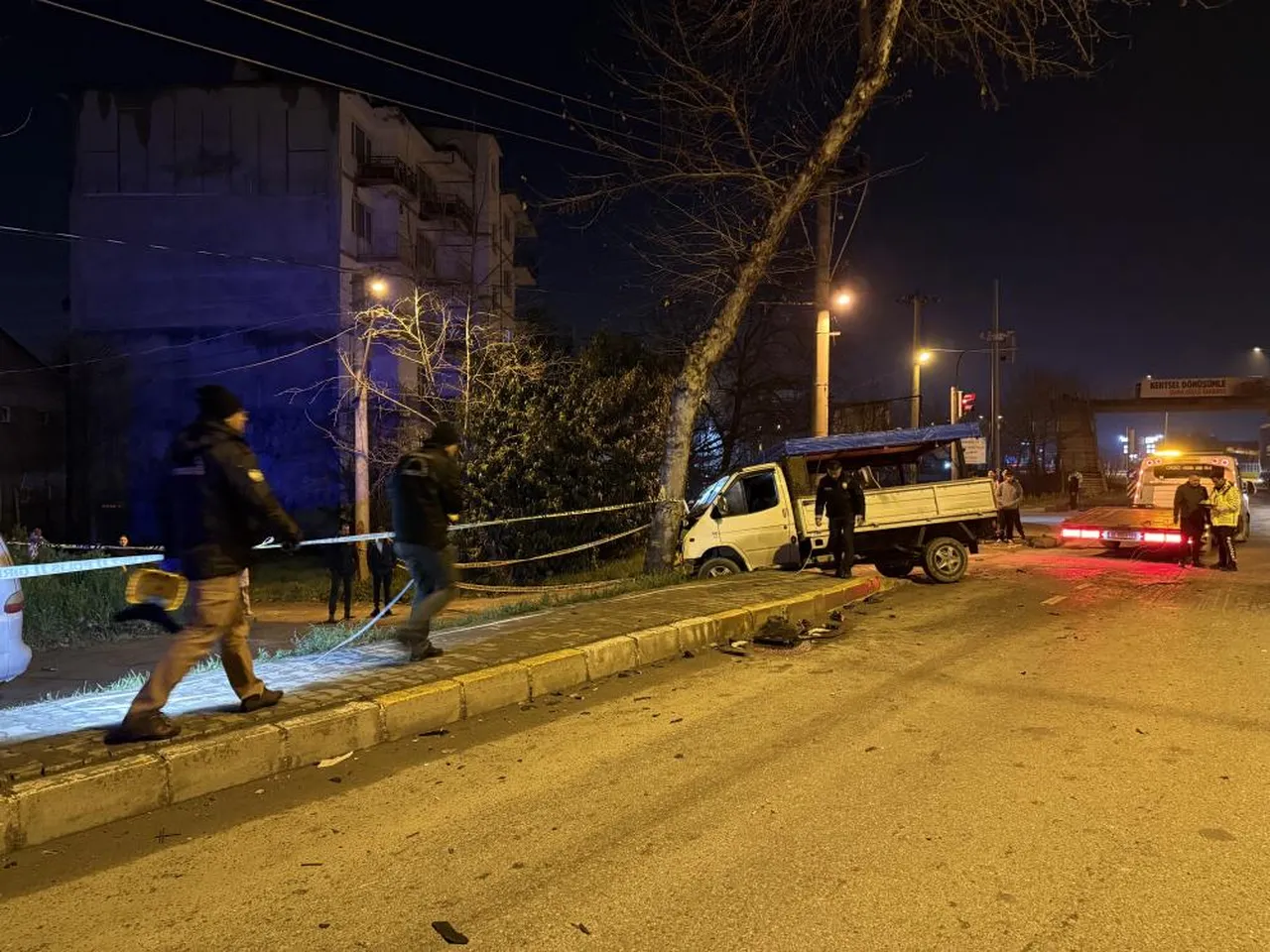 Sakaryada ilginç kaza! Kamyonetten fırlayan stepne yayaya çarptı, durumu ağır