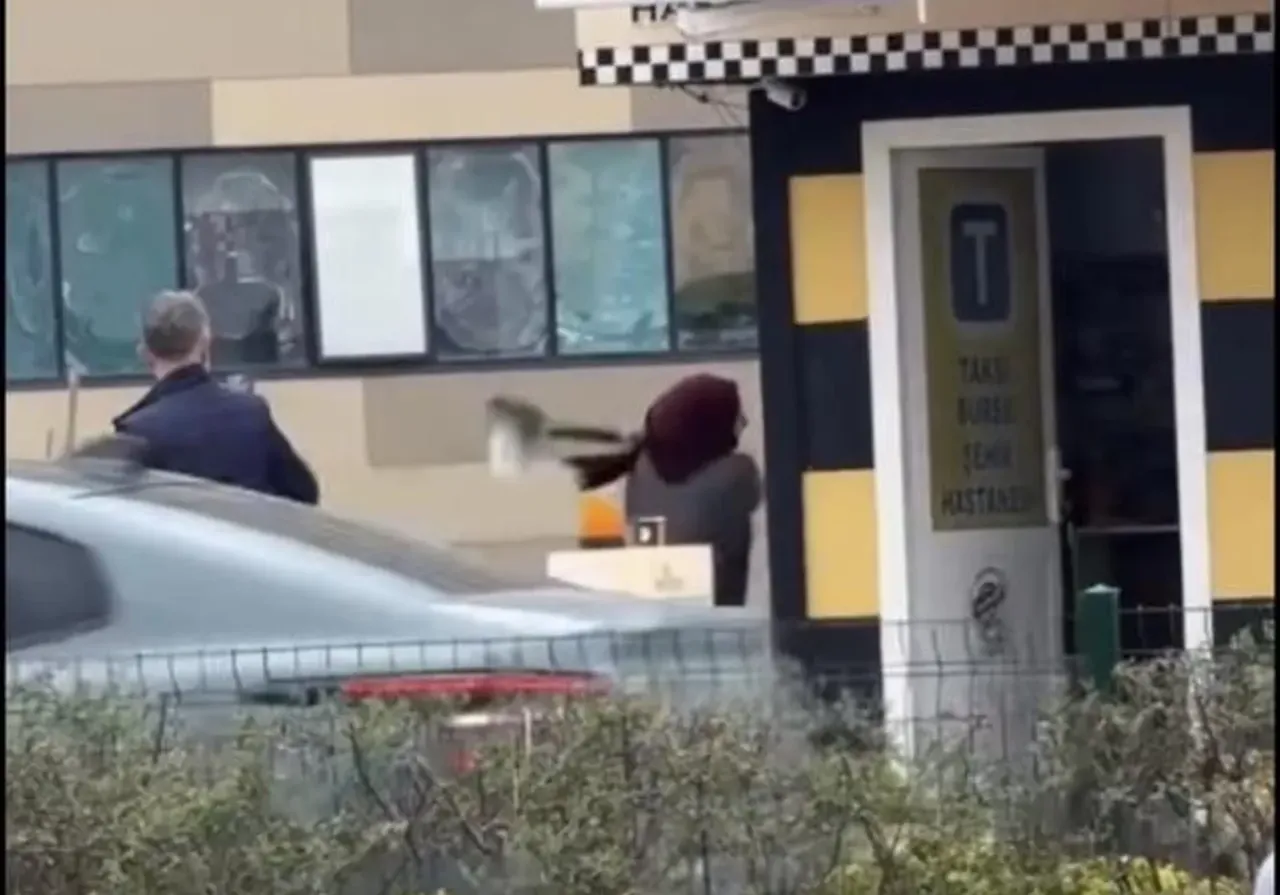 Taksi bulamayan sağlık çalışanı durağı dağıttı!