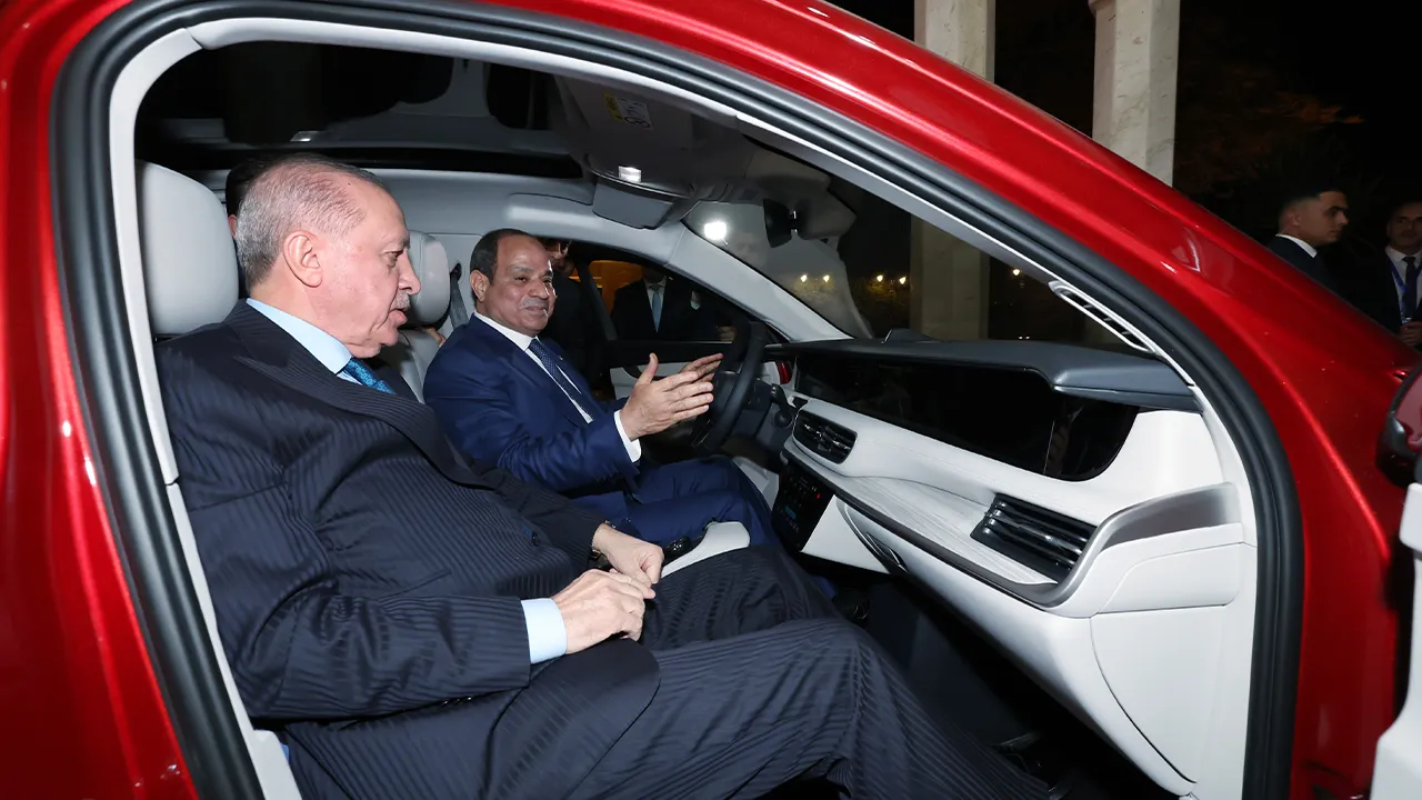 Cumhurbaşkanı Recep Tayyip Erdoğan, resmi ziyaret için geldiği Mısır'ın başkenti Kahire'de, Mısır Cumhurbaşkanı Abdulfettah es-Sisi'ye Türkiye'nin yerli elektrikli otomobili Togg'u hediye etti.