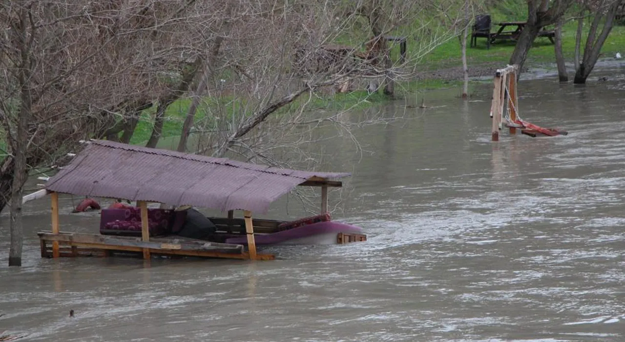 Yeşil Irmak taştı, piknik masaları sele kapıldı