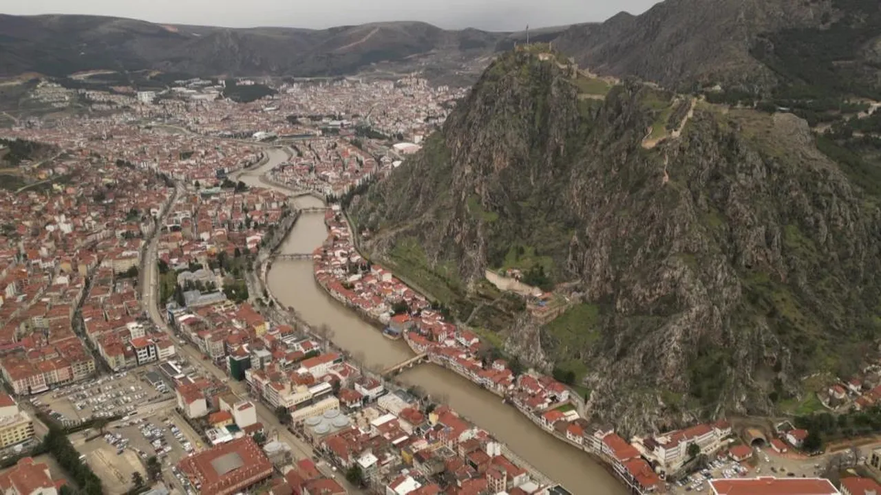 Yeşil Irmak taştı, piknik masaları sele kapıldı